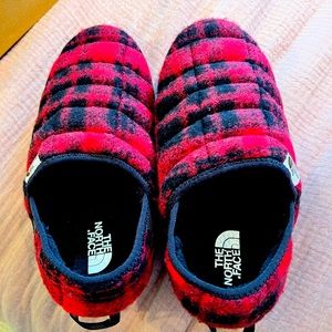 The North Face Women's Thermoball Traction Mule V Red Plaid Slippers Size 9